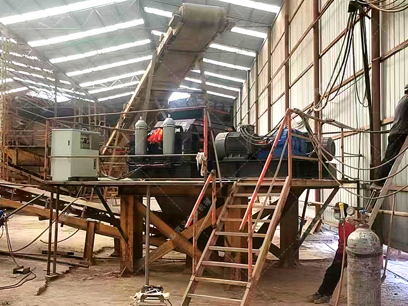 石头碎成砂子能不能用？液压对辊制砂机制砂效果怎么样？