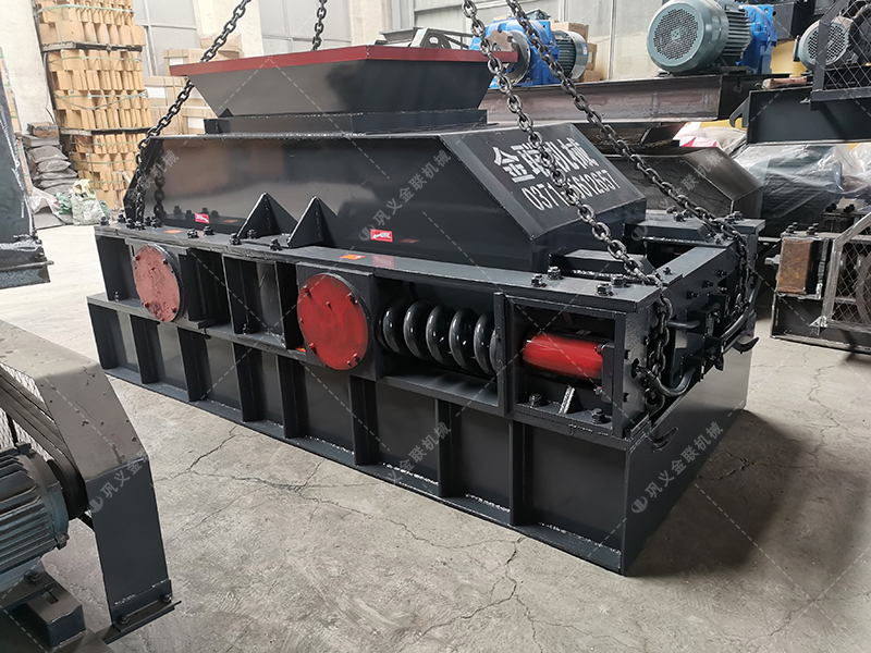 花岗岩制成沙子用对辊制沙机还是冲击制砂机，哪个好用？