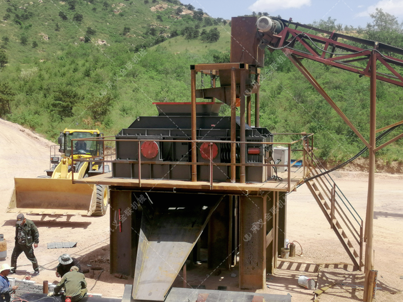 处理矿山废石料用1510型对辊制砂机产能如何？